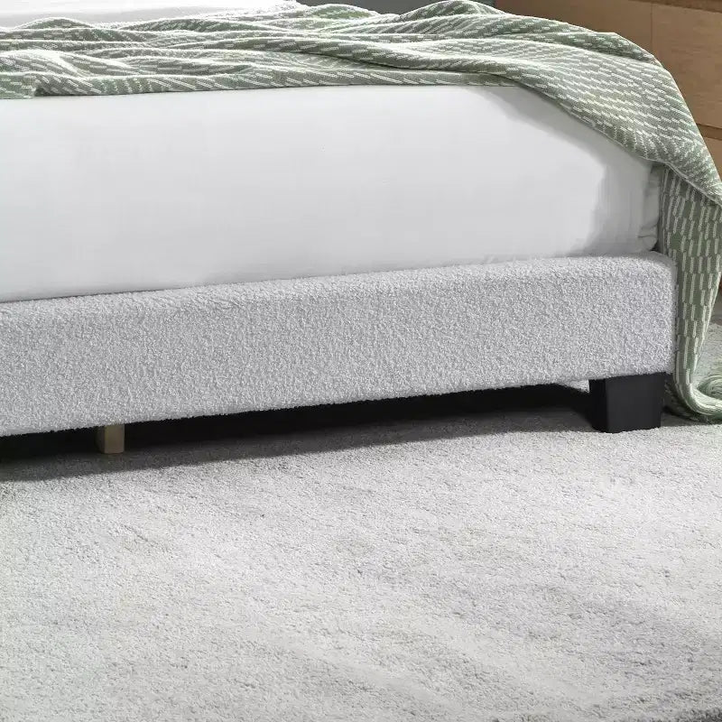 Lit plateforme double moderne en bois avec tête de lit festonnée et éclairage LED