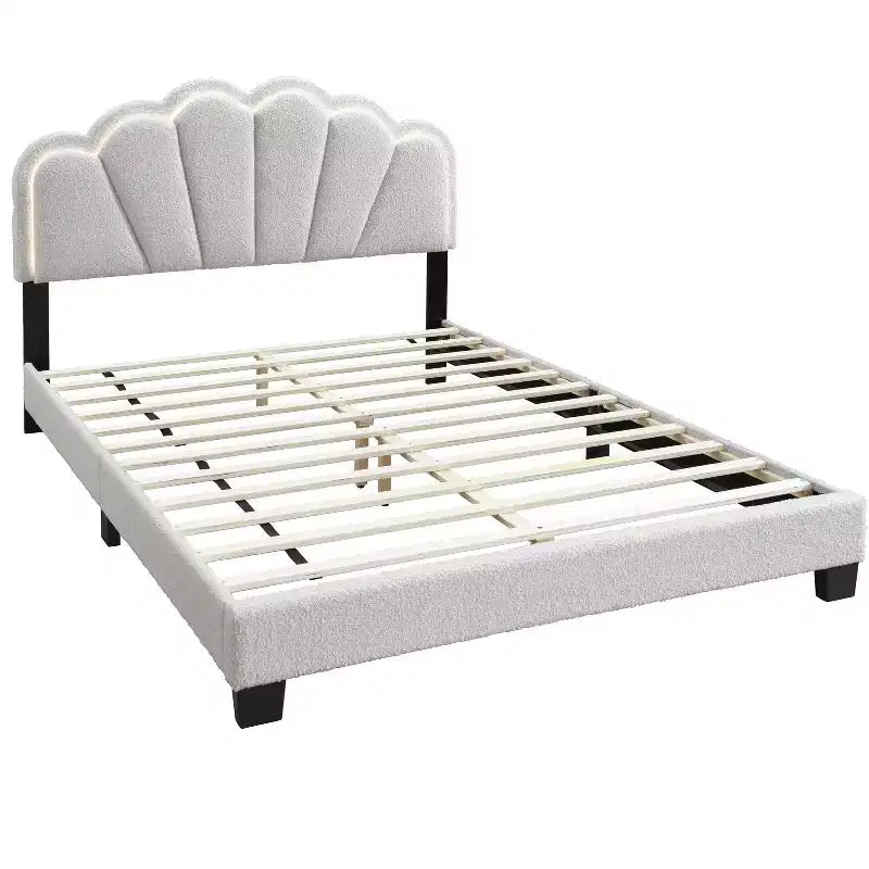 Lit plateforme double moderne en bois avec tête de lit festonnée et éclairage LED
