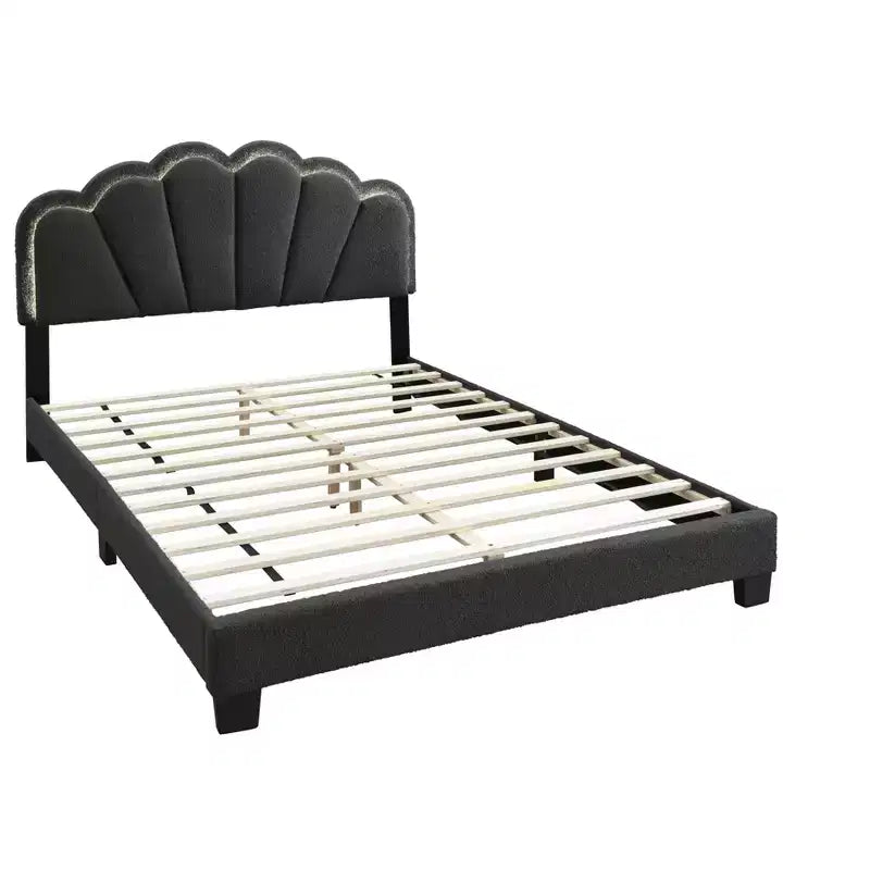 Lit plateforme double moderne en bois avec tête de lit festonnée et éclairage LED