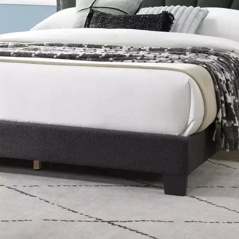 Lit plateforme double moderne en bois avec tête de lit festonnée et éclairage LED