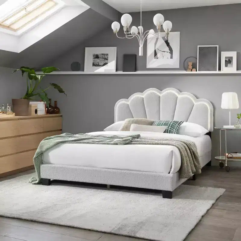 Lit plateforme double moderne en bois avec tête de lit festonnée et éclairage LED