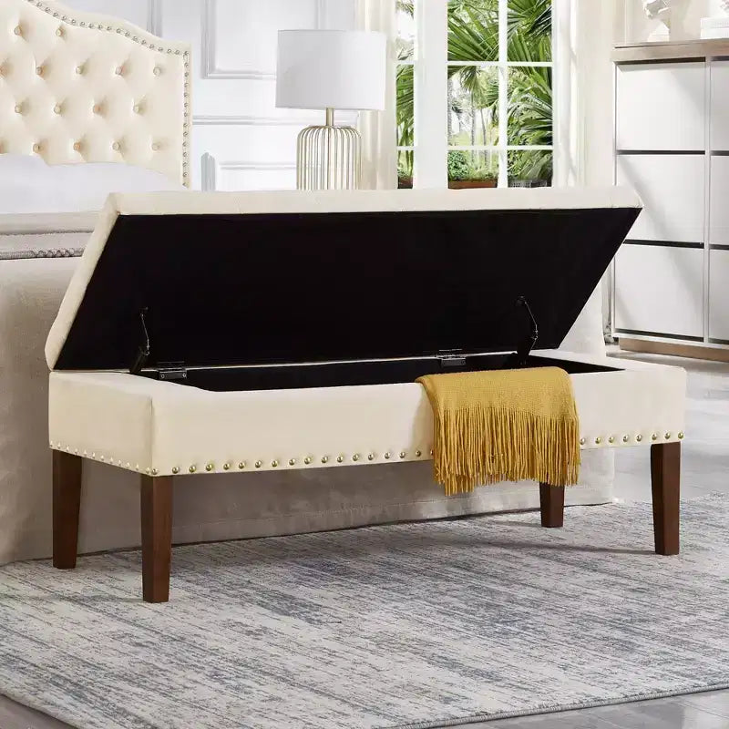 Ottoman capitonné en velours 48 po avec clous et pieds en bois