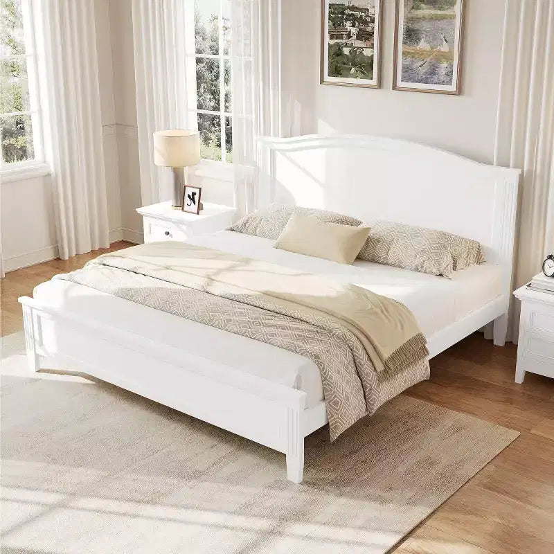 Lit plateforme avec tête de lit et pieds de support à lattes en bois, très grand lit