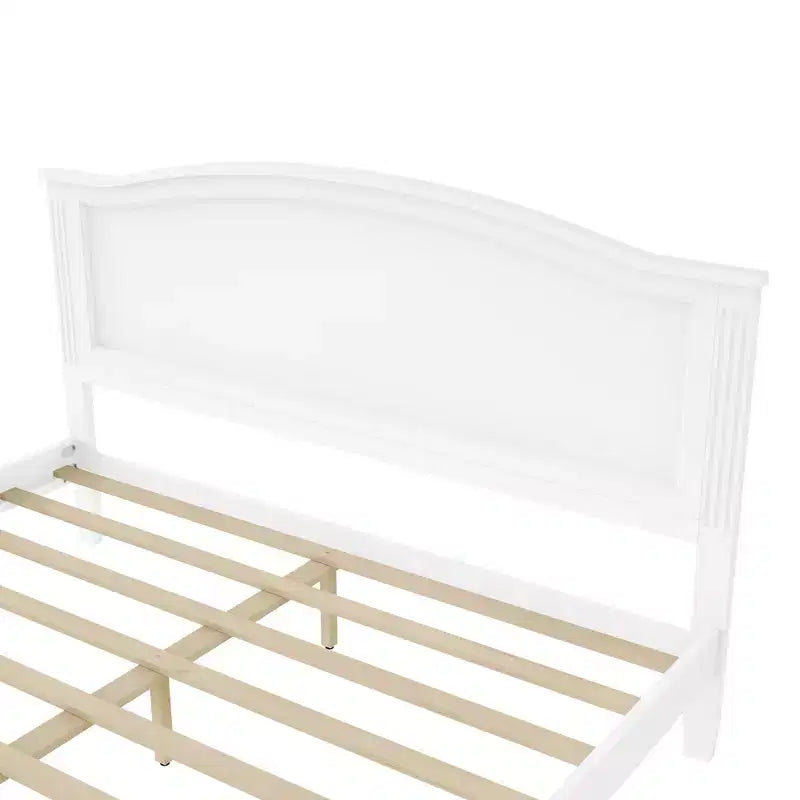 Lit plateforme avec tête de lit et pieds de support à lattes en bois, très grand lit